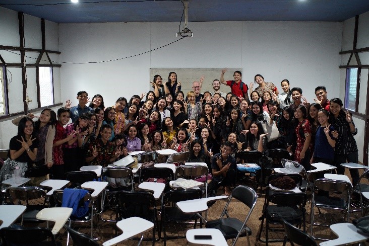 Banjarmasin, STT GKE, Gruppenfoto in Klassenzimmer